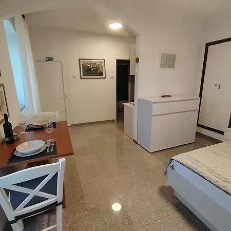 Old Varos 1 Apartmán *